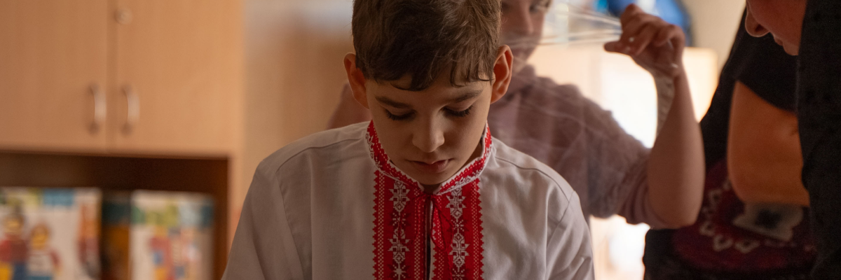 Сьогодні, у День вишиванки, кожен вишитий хрестик нагадує нам про нашу силу, єдність та незламність. Це свято, коли українські традиції оживають і гордо крокують вулицями, формуючи нашу національну ідентичність.
